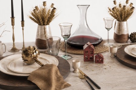 Decorative set of dishes